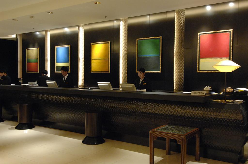 Sapporo Grand Hotel Exterior foto Reception desk at the Conrad Hong Kong