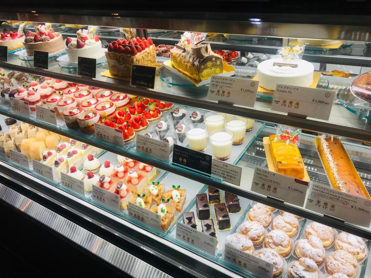 Sapporo Grand Hotel Exterior foto A display case of pastries